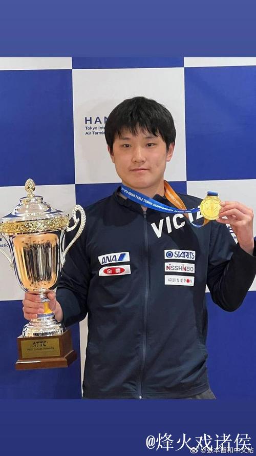 张本智和回日本!第一时间秀奖杯,笑得合不拢嘴,豪言明年拿世一 张本智和回日本!第一时间秀奖杯,笑得合不拢嘴,豪言明年拿世一